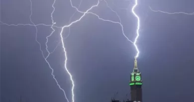 Lightning fell on the clock tower in Mecca, a shocking scene came to the fore