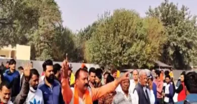 Hindu organizations again stopped Friday prayers in Gurugram, the matter reached Delhi due to the Khattar government not showing seriousness in resolving the dispute.