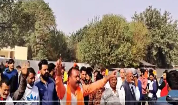 Hindu organizations again stopped Friday prayers in Gurugram, the matter reached Delhi due to the Khattar government not showing seriousness in resolving the dispute.