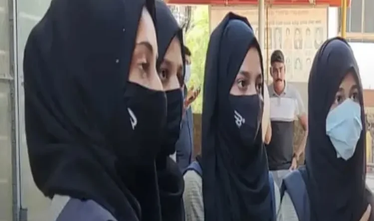 Karnataka: On World Hijab Day, there is a possibility of protest against the government order of the girl students, police checks increased in the college