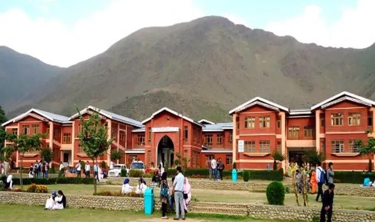 IUST's company Bakra Eid crowded with cake and cookies buyers