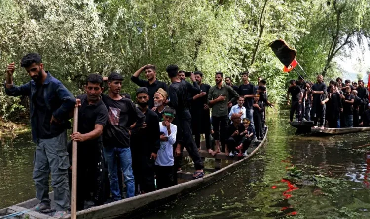 See in pictures, Muharram procession took out in the interiors of Dal Lake