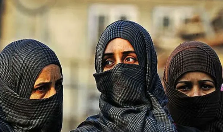 Big allegation of AMU girl students: There is discrimination on wearing burqa, niqab