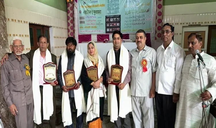 Kurratulen Haider Award to Dr. Rakshanda Ruhi in Anjuman Urdu Seminar, Bijnor