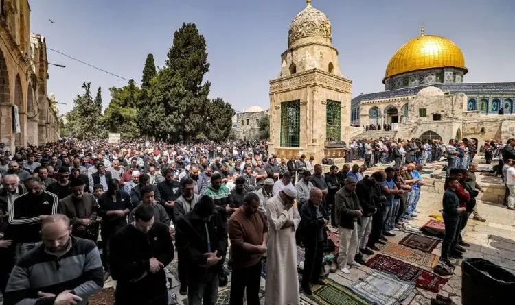 250,000 people offer farewell prayers at Al-Aqsa Mosque in the presence of heavy Israeli security personnel