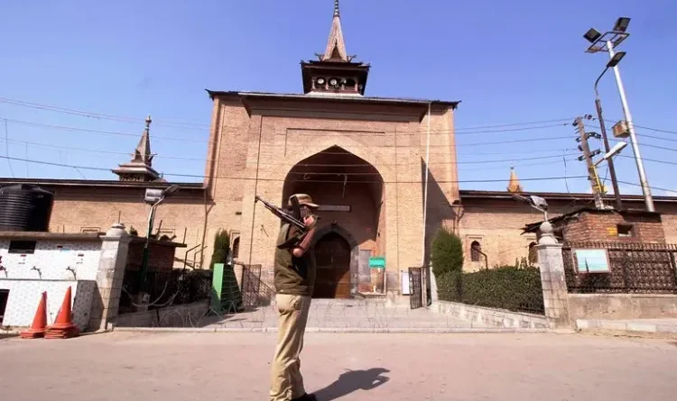 Kashmir's historic Jamia Masjid closed on Jumma-tul-Vida, indicating all is not well