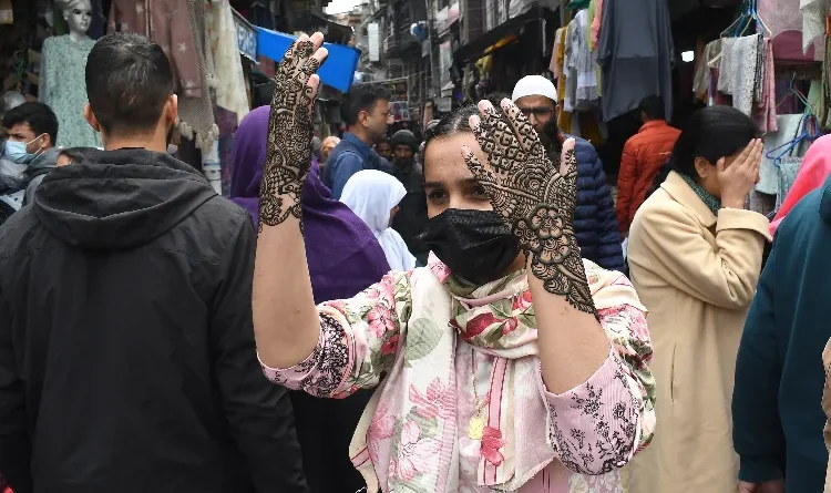 People throng the markets for Eid shopping in Srinagar, huge jump in prices