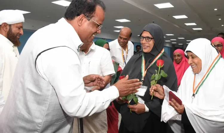 First flight of 145 women Haj pilgrims leaves from Karipur, Kerala, pilot-co-pilot all women