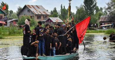 Srinagar: Alam procession of 9th Muharram taken out in Shikara of Dal Lake