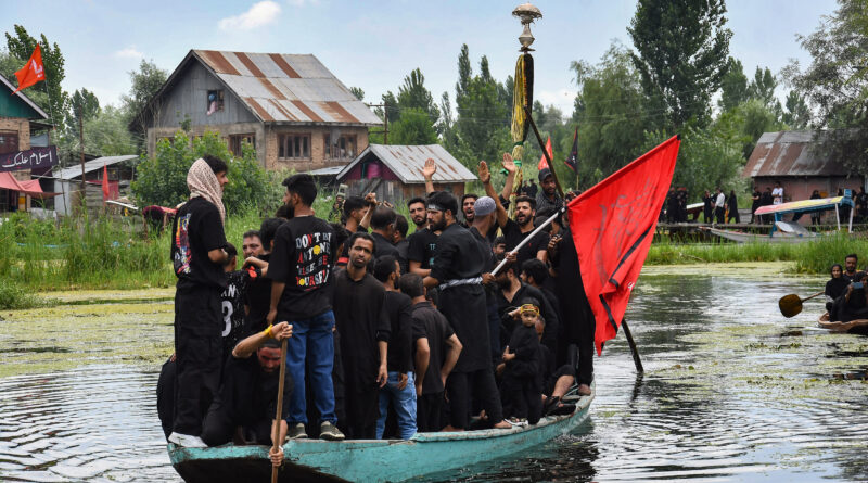 Srinagar: Alam procession of 9th Muharram taken out in Shikara of Dal Lake