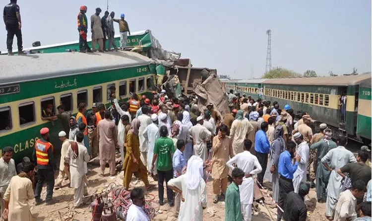 Hazara Express crashed in Pakistan's Nawabshah, know how many passengers died