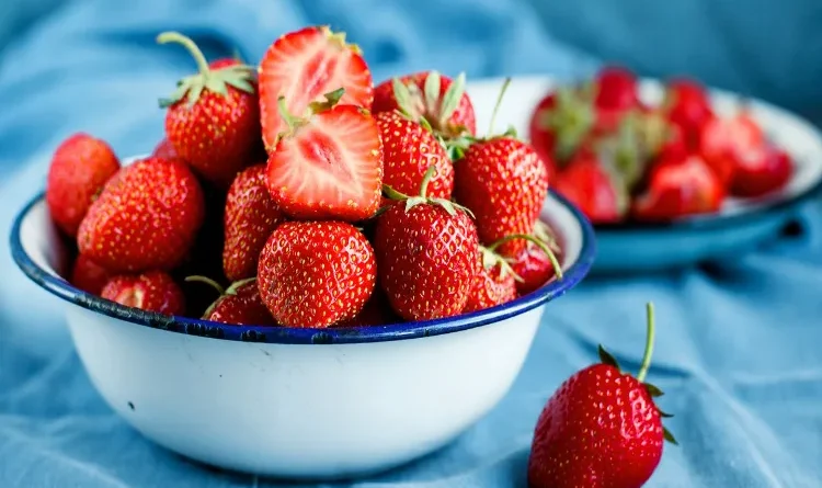 If you eat strawberries during fasting, there will be many benefits, it is also beneficial in heart health and cancer prevention.