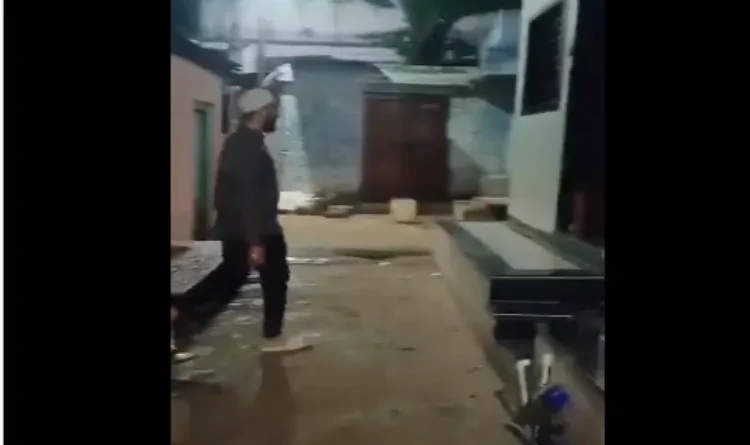 Watch video: Unique initiative to make Muslim youth punctual in Namaz in Khargone, the door of the house is knocked at dawn