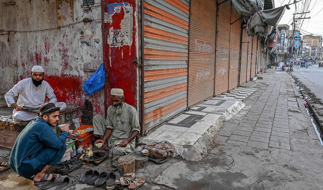 Troubled by the exorbitant increase in inflation and electricity bill rates, Pakistanis took to the streets, everything from tomatoes to dollars became expensive.