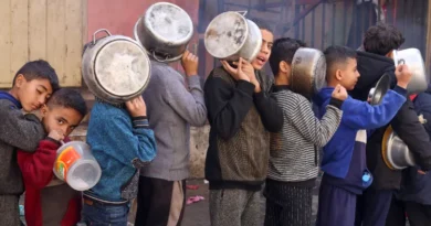 Palestinians become victims of hunger due to Israeli bombing, pictures of children collecting flour from the streets go viral