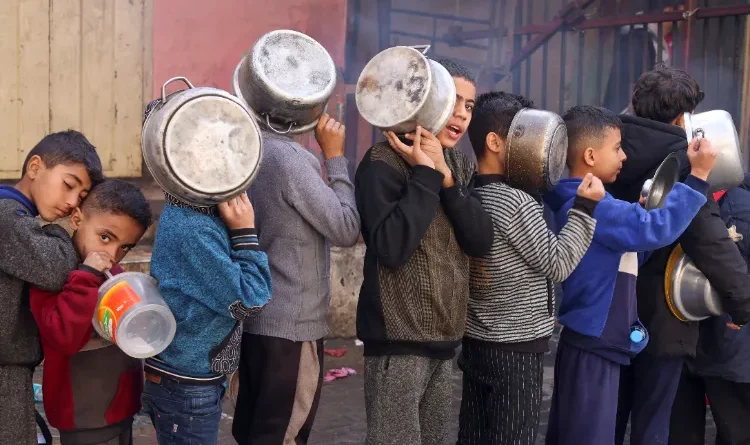 Palestinians become victims of hunger due to Israeli bombing, pictures of children collecting flour from the streets go viral