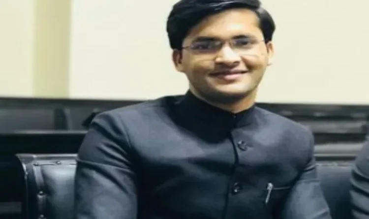 What was the rank of the youngest IAS officer Ansar Shaikh in UPSC?