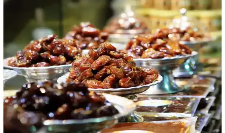 What are the scientific and religious reasons for breaking the fast with dates?