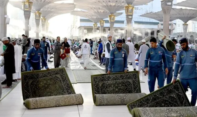 Know in pictures how more than 1,400 employees keep Saudi Arabia's Prophet's Mosque clean
