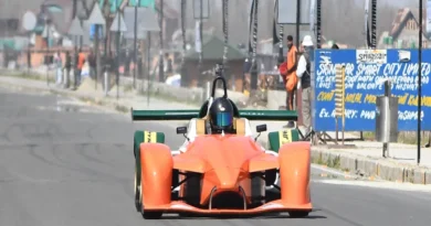Formula-4 car race show for the first time in Srinagar, crowd gathered.