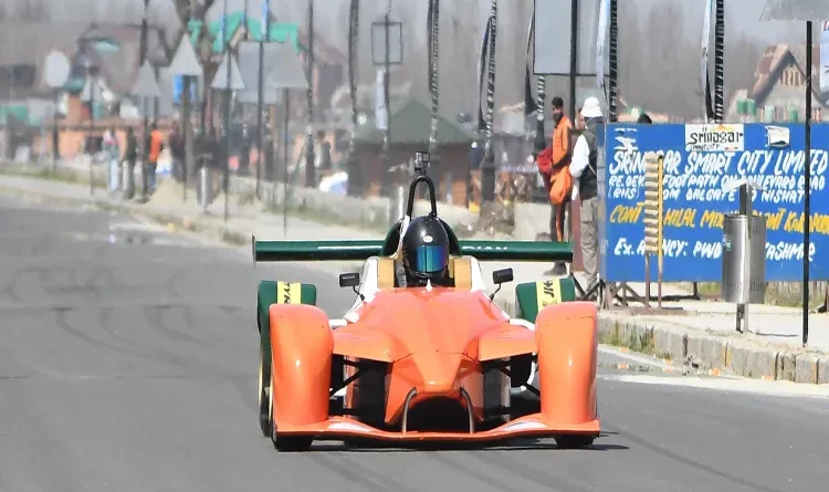 Formula-4 car race show for the first time in Srinagar, crowd gathered.