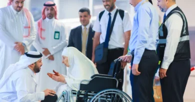 Beautiful pictures of Hajj 2024: 130-year-old Algerian woman performed Hajj, girl sitting on father's shoulder read prayers, birds sitting on head performing Tawaf