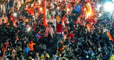 Huge crowd gathered to welcome Siraj in Hyderabad after World Cup win