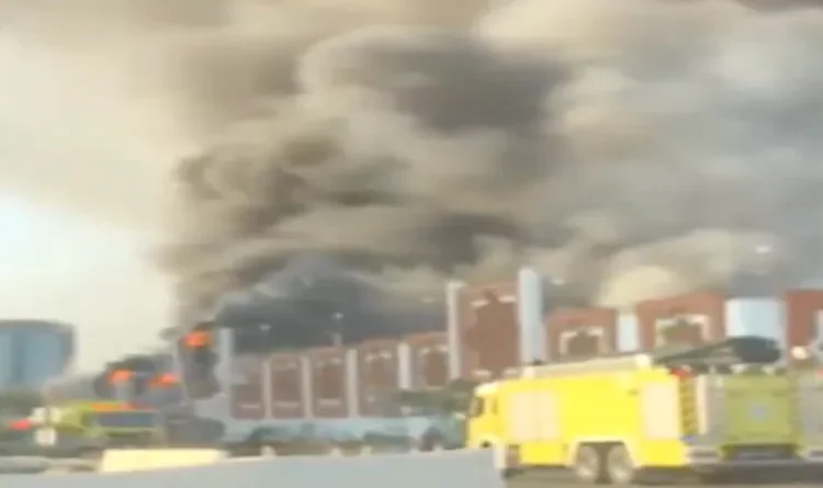 Huge fire in Jeddah International Market, front portion of the building collapses