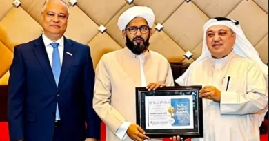 Dr. Abdul Hakeem Azhari of Calicut was awarded the 'Great Education Award' in Kuwait