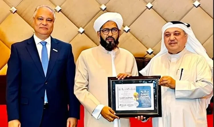 Dr. Abdul Hakeem Azhari of Calicut was awarded the 'Great Education Award' in Kuwait