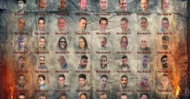 Hamas warns hostages face fate of missing pilot if Israel assault continues Hamas warns hostages face fate of missing pilot if Israel assault continues Hamas' armed wing published Saturday "farewell" photographs of most of the remaining hostages in Gaza, warning that Israel's assault on Gaza City could endanger them. (X/@clashreport) Short Url https://arab.news/4ptmf Updated 9 sec ago AFP September 20, 2025 18:46 803 Follow 47 hostages remain in Gaza, including 25 the Israeli military says are dead The Ezzedine Al-Qassam Brigades released 46 photographs of hostages on its Telegram channel GAZA CITY: Hamas’ armed wing published Saturday “farewell” photographs of most of the remaining hostages in Gaza, warning that Israel’s assault on Gaza City could endanger them. With the images, it evoked the case of an Israeli pilot missing since 1986 after being shot down over Lebanon. Of the 251 people seized by Palestinian militants during their attack on Israel in October 2023, 47 remain in Gaza, including 25 the Israeli military says are dead. “Due to (Prime Minister Benjamin) Netanyahu’s obstinacy and (military chief Eyal) Zamir’s submission.... a farewell photograph taken at the start of the operation in Gaza” City, the Brigades wrote alongside the photos. Israel launched a ground assault on Gaza City on Tuesday, following weeks of heavy air strikes that continue on the territory’s largest urban center. Hundreds of thousands of residents have fled, while families of hostages have urged the government to halt the offensive, warning it risks the lives of their loved ones still in captivity in Gaza. The Ezzedine Al-Qassam Brigades released 46 photographs of hostages on its Telegram channel, each one labelled with the name of Ron Arad, an Israeli air force navigator whose plane went down over southern Lebanon in 1986 during the Lebanese civil war. Arad was believed to have been initially held by Shiite groups in Lebanon and is now presumed dead, with his remains never returned. He has been a cause celebre for decades in Israel, where bringing home lost or captured soldiers is considered a national duty.