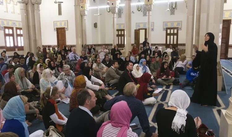 Can non-Muslims enter a mosque? Islamic perspective