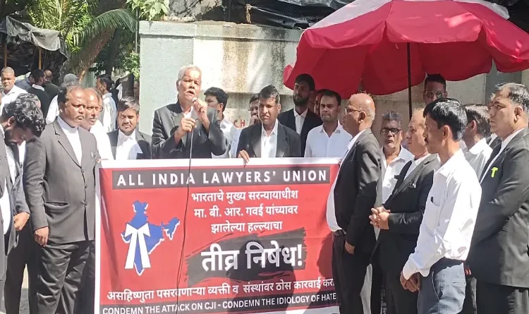 Lawyers stage strong protest in Mumbai against attack on CJI