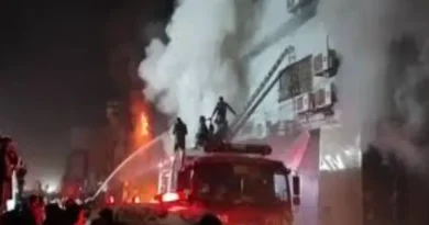 Pakistan: Massive fire breaks out at Gul Plaza mall in Karachi, three people killed.