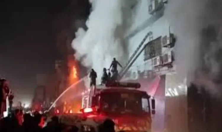 Pakistan: Massive fire breaks out at Gul Plaza mall in Karachi, three people killed.