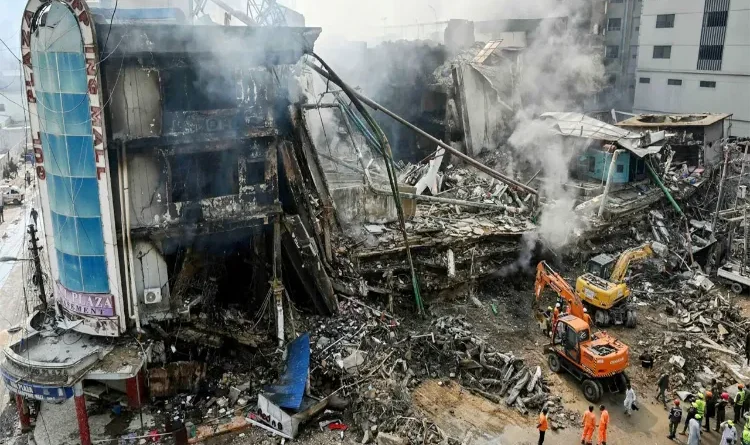 Karachi: 30 charred bodies recovered from Gul Plaza fire, death toll rises to 61.