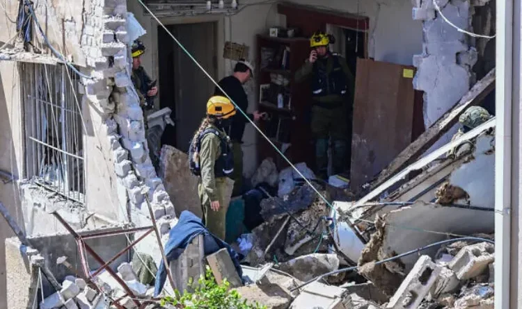 Israel Rocked by Iranian Missile Attacks: Buildings Reduced to Rubble, Citizens Trapped in Bunkers