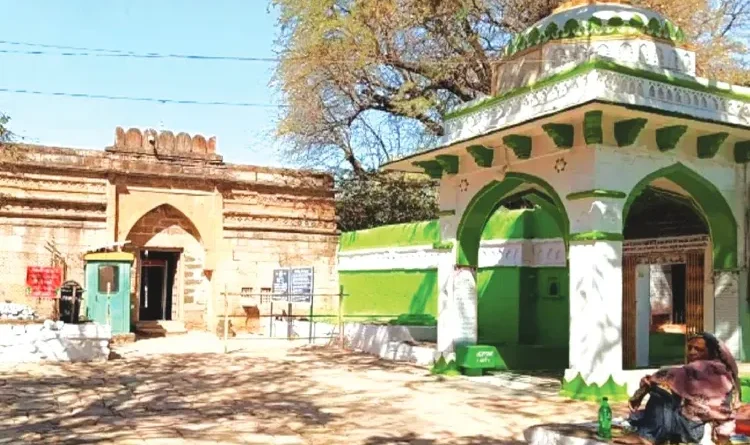 Fierce Clash Over Kamal Maula Mosque