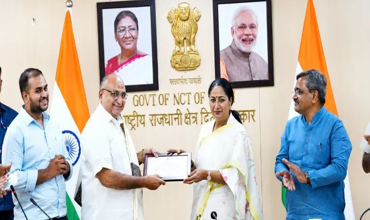 Malviya Nagar Fire Incident: CM Honors Muslim Youths