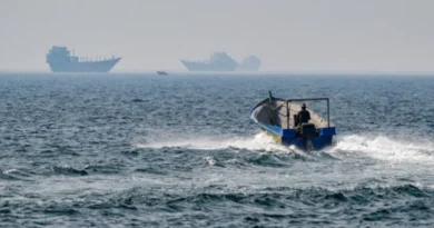 Fierce conflict between the US and Iran; blockade of the Strait of Hormuz sparks alarm.