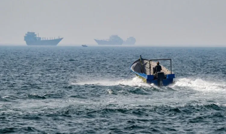 Fierce conflict between the US and Iran; blockade of the Strait of Hormuz sparks alarm.