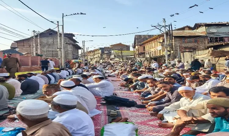 Khwaja Digar prayers in Srinagar; crowds throng the Naqshband Sahib Dargah.