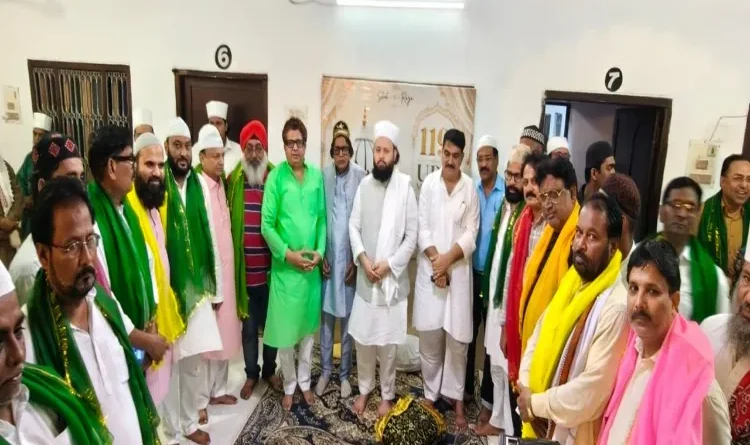 Journalists offered a *chadar* at the Lucknow Dada Miyan Dargah Urs.