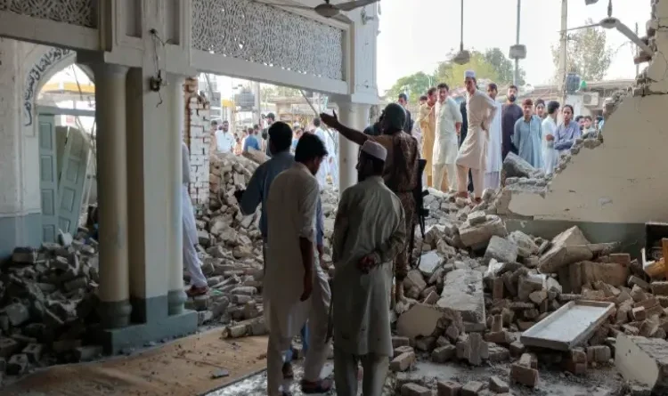 Bomb blast in a mosque in Pakistan; 27 people killed.