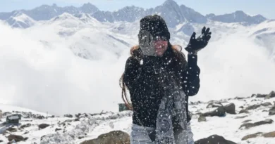 A white blanket of snow covers the Apharwat peak in Gulmarg, bringing smiles to the faces of tourists.
